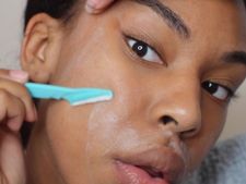 ಗ್ಲಾಸಿ ಲುಕ್ ಪಡೆಯಲು ಮುಖದ ಮೇಲಿನ ಕೂದಲನ್ನು ಶೇವ್ ಮಾಡುವುದು ಹೇಗೆ?