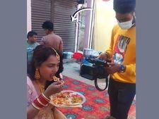 ಕೈಯಲ್ಲಿ ತಿನ್ನುತ್ತಿದ್ದ ಮಹಿಳೆ ಕ್ಯಾಮರಾ ಕಂಡ ತಕ್ಷಣ ಸ್ಪೂನ್‌ ಬಾಯಿಗಿಟ್ಟಳು: ಈ ಫನ್ನೀ ವೀಡಿಯೋ ಸಕತ್‌ ವೈರಲ್