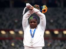 Raven Saunders: ಟೋಕಿಯೋ ಒಲಿಂಪಿಕ್ಸ್: ಸಲಿಂಗಿ ಸಮುದಾಯವನ್ನು ಬೆಂಬಲಿಸುವ ಸ್ಟೈಲ್‌ನಲ್ಲಿ  ಗಮನ ಸೆಳೆದ ರಾವೆನ್ ಸಾಂಡರ್ಸ್ 