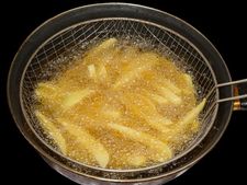 ಅಡುಗೆಗೆ ಬಳಸಿದ ಎಣ್ಣೆಯನ್ನು ಮತ್ತೆ-ಮತ್ತೆ ಬಳಸುತ್ತೀರಾ? ಅನಾರೋಗ್ಯವನ್ನು ನೀವೇ ಬರಿಸಿಕೊಳ್ಳುತ್ತಿದ್ದೀರಾ ಗೊತ್ತಾ?