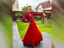 ಹುಡುಗಿಯಂತೆ ಡ್ರೆಸ್‌ ಧರಿಸಿ ಶಾಲೆಗೆ ಬಂದ 16 ಬಾಲಕ,  ಈತನಿಗೆ ಸಿಕ್ತು ಭರಪೂರ ಮೆಚ್ಚುಗೆ 