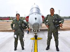 ಒಟ್ಟಿಗೆ ಯುದ್ಧ ವಿಮಾನವನ್ನು ಹಾರಿಸುವ ಮೂಲಕ ಇತಿಹಾಸ ಬರೆದ ಅಪ್ಪ-ಮಗಳು