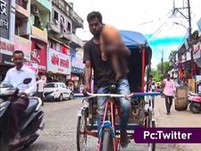 ಹೆಗಲಿನಲ್ಲಿ ಮಗುವನ್ನು ಹಾಕಿ, ಒಂದು ಕೈಯಲ್ಲಿ ಸೈಕಲ್‌ ರಿಕ್ಷಾ ಓಡಿಸುತ್ತಿದ್ದ ವ್ಯಕ್ತಿ:  ಕರುಳು ಚುರುಕ್ ಅನಿಸುವ  ವೀಡಿಯೋ ವೈರಲ್