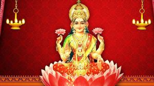 ಶುಕ್ರವಾರ ಲಕ್ಷ್ಮಿ ಪೂಜೆ ಮಾಡುವಾಗ ಈ ತಪ್ಪುಗಳಾಗದಂತೆ  ಎಚ್ಚರವಹಿಸಿ