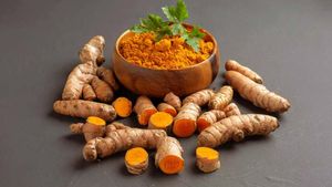 ಹಸಿ ಅರಿಶಿಣ VS ಅರಿಶಿಣ ಪುಡಿ, ಯಾವುದು ಹೆಚ್ಚು ಆರೋಗ್ಯಕರ? ಕಲಬೆರಿಕೆ ಅರಿಶಿಣ ಕಂಡು ಹಿಡಿಯುವುದು ಹೇಗೆ?