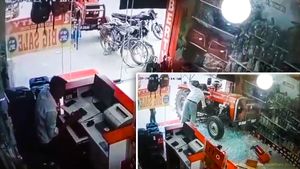  ಡ್ರೈವರ್‌ ಇಲ್ಲದೆ ಸ್ವಯಂ ಚಲಿಸಿ ಶೋ ರೂಂ  ಪುಡಿ ಮಾಡಿದ ಟ್ಯಾಕ್ಟರ್, ವೀಡಿಯೋ ವೈರಲ್