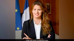 ಪ್ಲೇ ಬಾಯ್‌ ಮಾಗಜೀನ್‌ನ ಮುಖಪುಟಕ್ಕೆ ಫೋಸ್‌ ಕೊಟ್ಟ ಫ್ರಾನ್ಸ್‌ ಸಚಿವೆ!