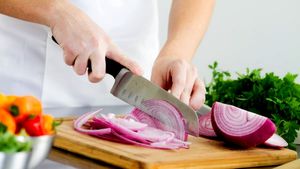 ಕಣ್ಣೀರು ಬಾರದಂತೆ ಈರುಳ್ಳಿ ಕತ್ತರಿಸಲು ಈ ಟ್ರಿಕ್ಸ್ ಬಳಸಿ 