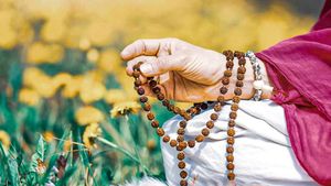 ನಿತ್ಯ ಮಂತ್ರ ಪಠಣೆ ಮಾಡುತ್ತೀರಾ? ಹಾಗಾದ್ರೆ ಈ ವಿಚಾರಗಳನ್ನು ಮರೆಯಲೇಬೇಡಿ !