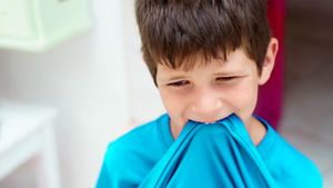 ನಿಮ್ಮ ಮಗುವಿಗೂ ಶರ್ಟ್‌ ಜಗಿಯೋ ಅಭ್ಯಾಸವಿದ್ಯಾ? ಹಾಗಾದ್ರೆ ಈ ಸಮಸ್ಯೆಯಿಂದ ಬಳಲುತ್ತಿದೆ ಎಂದರ್ಥ 