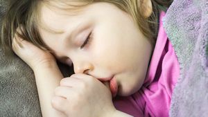 ನಿಮ್ಮ ಮಗುವಿಗೂ ಬೆರಳು ಚೀಪೋ ಅಭ್ಯಾಸ ಇದ್ಯಾ? ಹಾಗಾದ್ರೆ ಈ ರೀತಿ ಮಾಡಿ 