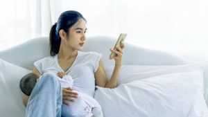 ತಾಯಂದಿರೇ ಎದೆಹಾಲು ಕುಡಿಸುವಾಗ ಮೊಬೈಲ್‌ ಬಳಕೆ ಮಾಡಬೇಡಿ ಎಚ್ಚರ !  