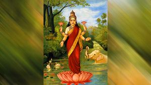 ಆರ್ಥಿಕ ಸಂಕಷ್ಟ ದೂರಾಗಲು ಶುಕ್ರವಾರ ಲಕ್ಷ್ಮಿಗೆ ಈ ಪರಿಹಾರ ಮಾಡಿ