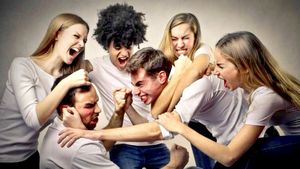 ಈ 8 ಜನರ ಹತ್ತಿರ ಅಪ್ಪಿ- ತಪ್ಪಿಯೂ ಜಗಳವಾಡಬೇಡಿ: ಮನುಸ್ಮೃತಿ 