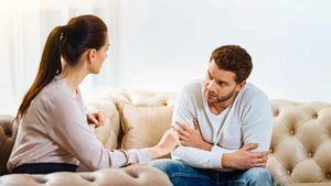 ಅನ್ಯ ಸಂಸ್ಕೃತಿಯ ಹುಡುಗನನ್ನು ಮದುವೆಯಾದಾಗ ಏನೆಲ್ಲಾ ಸಮಸ್ಯೆ ಎದುರಾಗುತ್ತೆ? ಇದಕ್ಕೆ ಪರಿಹಾರವೇನು? 