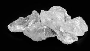 ಆಲಂ ಕಲ್ಲಿನ ಬಗ್ಗೆ ಗೊತ್ತೇ? ಇದನ್ನು ಬಳಸಿದರೆ ಆರೋಗ್ಯ ವೃದ್ಧಿ, ಸೌಂದರ್ಯ ವೃದ್ಧಿ