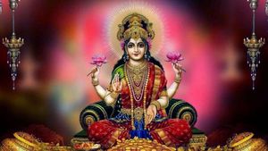 ಸಾಲದಿಂದ ಮುಕ್ತರಾಗಲು ಶ್ರಾವಣ ಶುಕ್ರವಾರ  ಲಕ್ಷ್ಮಿ ಪೂಜೆ ಮಾಡುವಾಗ ಈ ಪರಿಹಾರ ಮಾಡಿದರೆ ಒಳ್ಳೆಯದು