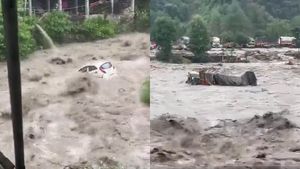 ಕುಲು ಮನಾಲಿಯಲ್ಲಿ ಕೊಚ್ಚಿ ಹೋದಕಾರುಗಳು, ಲಾರಿ:  ಭಯಾನಕ  ವೀಡಿಯೋಗಳು ವೈರಲ್