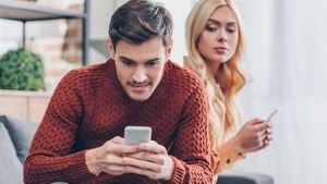 ನಿಮ್ಮವನಲ್ಲಿ ಈ 5 ಬದಲಾವಣೆಯಾದರೆ  ನಿಮಗೆ ಮೋಸ ಮಾಡುತ್ತಿರಬಹುದು!