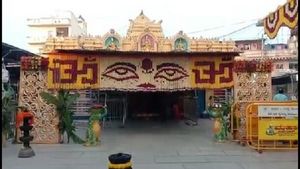 ಹಾಸನಾಂಬೆಯ ಪೂಜೆ: ಈ ದೇವಾಲಯದಲ್ಲಿ ಹಚ್ಚಿಟ್ಟ ದೀಪ, ಇಟ್ಟ ನೈವೇದ್ಯ, ಹೂ  ಮುಂದಿನ ವರ್ಷದವರೆಗೂ ಹಾಗೆಯೇ ಇರುತ್ತೆ!