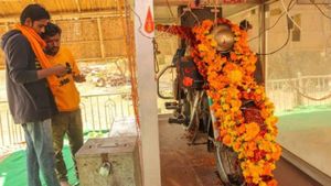 ನೀವೆಲ್ಲೂ ನೋಡಿಲ್ಲ..ಎಲ್ಲೂ ಕೇಳಿಲ್ಲ... ಇಲ್ಲಿದೆ ನೋಡಿ ಬುಲೆಟ್ ಬಾಬಾ ಗುಡಿ'..!!