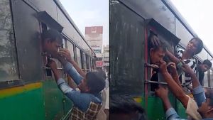 ಒಳ್ಳೆಯ ಗಾಳಿ ಸಿಗಲಿ ಎಂದು ಬಸ್‌ನ ವಿಂಡೋ ಹೊರಗಡೆ ತಲೆ ಹಾಕಿ ತೆಗೆಯಲಾರದೆ ಪ್ರಯಾಣಿಕನ ಒದ್ದಾಟ: ವೀಡಿಯೋ ವೈರಲ್