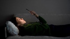 ಮಲಗುವಾಗಲೂ ಇಯರ್‌ಫೋನ್ ಬಳಸುತ್ತೀರಾ..? ನೆಕ್ರೋಸಿಸ್‌ ಪಿಡುಗು ಕಾಡಬಹುದು..!