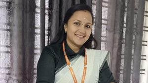 ಕೇರಳದಲ್ಲಿ ಕನ್ನಡತಿಯ ರಾಜಕೀಯ ಎಂಟ್ರಿ..! 7 ಭಾಷೆ ಮಾತನಾಡುವ ಈಕೆ ಯಾರು ಗೊತ್ತಾ?