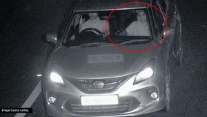 ಕೇರಳದಲ್ಲಿ ಒಬ್ಬರೇ ಡ್ರೈವ್ ಮಾಡುತ್ತಿದ್ದ ಕಾರಿನ ಫೋಟೋ ತೆಗೆದಾಗ ಪಕ್ಕದಲ್ಲಿದ್ದಳು ಮಹಿಳೆ, ಪಕ್ಕದಲ್ಲಿರುವುದು ದೆವ್ವವೇ?