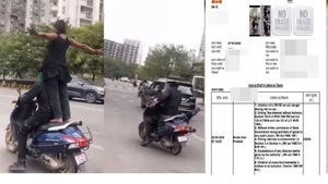 ಹೋಳಿ ದಿನ ಸ್ಕೂಟಿಯಲ್ಲಿ ಟೈಟಾನಿಕ್‌ ಪೋಸ್ ನೀಡಿ ದೊಪ್ಪೆಂದು ಬಿದ್ದ ಹುಡುಗಿಗೆ ಬಿತ್ತು ದುಬಾರಿ ಫೈನ್