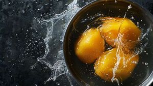 ಈ ಕಾರಣಕ್ಕೆ  ನೀವು ಮಾವಿನ ಹಣ್ಣನ್ನು ನೀರಿನಲ್ಲಿ ನೆನೆಹಾಕಿಯೇ ತಿನ್ನಬೇಕು, ಅದು ನಿಮ್ಮ ತೋಟದಲ್ಲಿ ಬೆಳೆದಿದ್ದೇ ಆಗಿರಲಿ