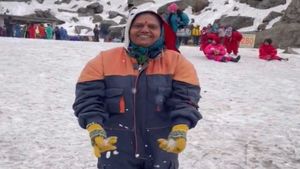 60 ವರ್ಷದಲ್ಲಿ ಮೊದಲ ವಿಶ್ರಾಂತಿ..! ತಾಯಿಯನ್ನು ಪ್ರವಾಸಕ್ಕೆ ಕರೆದೊಯ್ದ ಮಗ..!