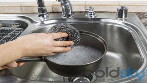 5 ನಿಮಿಷದಲ್ಲಿ ಪಾತ್ರೆಯನ್ನು ಹೊಳೆಯುವಂತೆ ಮಾಡಿ..! ಸುಲಭದ ಟಿಪ್ಸ್ ಇಲ್ಲಿದೆ