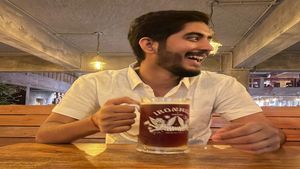 15 ಸಾವಿರ ರೂಪಾಯಿಯನ್ನು ₹15 ಲಕ್ಷ ಮಾಡಿದ ಯುವಕ...! ಅದೃಷ್ಟ ಹುಡುಕಿ ಬರೋದು ಅಂದ್ರೆ ಇದೆ..!