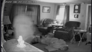 ನೆಲದ ಮೇಲೆ ಮಲಗಿದ್ದ ಮಗುವನ್ನೇ ದಿಟ್ಟಿಸಿ ನೋಡುತ್ತಿದೆ ನೆರಳು..! ಏನಿದು ಭೂತ..ಪ್ರೇತದ ಕಥೆ..