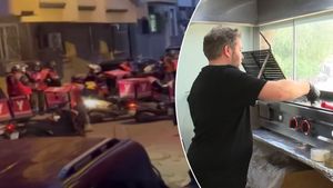 ಮಾಜಿ ಗರ್ಲ್‌ಫ್ರೆಂಡ್‌ಗೆ  50 ಫುಡ್ಸ್ ಆರ್ಡರ್‌ ಮಾಡಿದ  ವ್ಯಕ್ತಿ, ಈತ ಕ್ವಾಟ್ಲೆ ಕೊಡಲು ಹೋಗಿದ್ದು ಆಕೆಗೆ ಆದ್ರೆ ತಲೆನೋವಾಗಿದ್ದು 