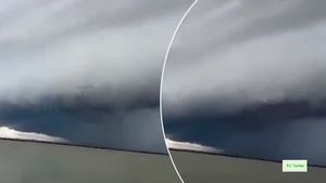 ರೆಮಾಲ್ ಚಂಡಮಾರುತದ ವೀಡಿಯೋ ನೋಡುತ್ತಿದ್ದರೆ  ಎದೆಯಲ್ಲಿ ತಣ್ಣನೆಯ ನಡುಕ ಹುಟ್ಟುವುದು