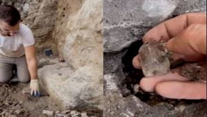 ಕಲ್ಲು ಒಡೆಯುತ್ತಿದ್ದವನ ಅದೃಷ್ಟ ಬದಲಿಸಿದ ವಜ್ರ.!