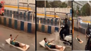  ರಸ್ತೆಯಲ್ಲಿ ಹರಿಯುತ್ತಿರುವ ಮಳೆ ನೀರಿನಲ್ಲಿ ಬೆಡ್‌ ಮೇಲೆ  ತೇಲುತ್ತಾ ಬಂದ ಯುವಕ:  ಇಂಥವರಿಗೆ ಶಿಕ್ಷೆ ಕೊಡಬೇಕು