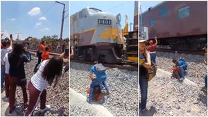 ಚಲಿಸುವ ರೈಲಿನ ಮುಂದೆ ಫೋಟೋ ಏಕೆ ಕ್ಲಿಕ್ಕಿಸಬಾರದು.? ಉತ್ತರ ಈ ವಿಡಿಯೋದಲ್ಲಿದೆ..!