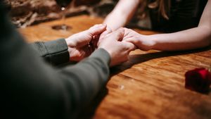  ಒಳ್ಳೆಯವನಂತೆ  ಮುಖವಾಡ  ಹಾಕಿರುವ   ಪುರುಷ ತುಂಬಾನೇ ಅಪಾಯಕಾರಿ 