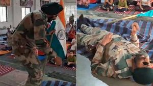 ಬಾವುಟ ಹಿಡಿದು ಹಾಡುವಾಗ ಮಾಜಿ ಯೋಧ ಹೃದಯಾಘಾತದಿಂದ ನಿಧನ..! ಅಲ್ಲಿದ್ದವರಿಗೆ ತಿಳಿಯಲೇ ಇಲ್ಲ!