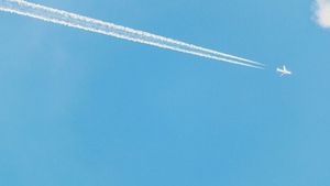 ವಿಮಾನ ಹಾರಾಡುವಾಗ ಬಿಳಿ ಹೊಗೆ ಮೂಡುವುದೇಕೆ.? ಏನಿದರ ರಹಸ್ಯ?