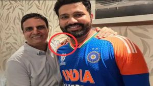 ರೋಹಿತ್ ಫೋಟೋದಲ್ಲಿ ಅಚ್ಚರಿ ಮೂಡಿಸಿದ 3ನೇ ಕೈ.! ಇದರ ರಹಸ್ಯ ನಾವು ಹೇಳುತ್ತೇವೆ ನೋಡಿ!