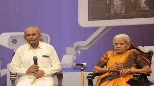  90ರ ಹರೆಯದಲ್ಲಿ  ಬೆನ್ನು ನೋವಿಗೆ ರೋಬೋಟಿಕ್‌ ಸರ್ಜರಿ ಮಾಡಿಸಿ  ಆತ್ಮವಿಶ್ವಾಸ ಮರಳಿ ಪಡೆದ ದಂಪತಿ