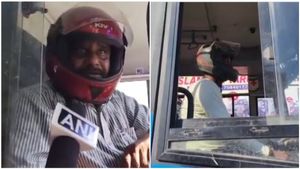 ಹೆಲ್ಮೆಟ್ ಧರಿಸಿ ಬಸ್ ಚಲಾಯಿಸುತ್ತಿರುವ ಚಾಲಕರು..! ಯಾಕೆ ಗೊತ್ತಾ?