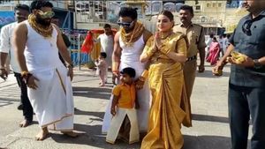 ₹180 ಕೋಟಿ ಮೌಲ್ಯದ ಚಿನ್ನಾಭರಣದೊಂದಿಗೆ ತಿರುಪತಿ ದೇವಾಲಯಕ್ಕೆ ಬಂದ ಕುಟುಂಬ..! ಯಾರಿವರು..?