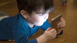 ಮೊಬೈಲ್ ಬಳಸುವ ಮಕ್ಕಳಲ್ಲಿ ಕಂಡುಬರುವ ಸಮಸ್ಯೆ ಇದು..! ಎಚ್ಚರವಿರಲಿ!!