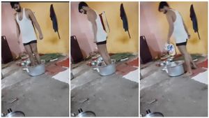 ಕಾಲಿನಲ್ಲಿ ಮೊಮೊಸ್ ಹಿಟ್ಟು ತುಳಿದು ಹದ ಮಾಡುವ ಅಂಗಡಿ ಮಾಲೀಕ..! ವಿಡಿಯೋ ವೈರಲ್