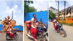 ಫುಡ್‌ ಡೆಲಿವರಿ ಮಾಡುತ್ತಿರುವ  ಮಹಿಳೆಯ ತಾಯಿ  ಪ್ರೀತಿಯ ವೀಡಿಯೋ  ವೈರಲ್: ಆಕೆಯ ತಾಯಿ ಪ್ರೀತಿಗೆ ತಲೆ ಬಾಗಿದ ನೆಟ್ಟಿಗರು